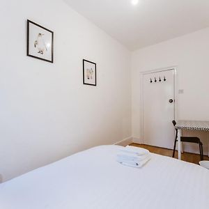 Zimmer mit Kingsize-Bett